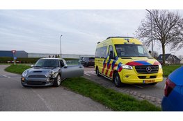 Twee auto's botsen op T splitsing in Wervershoof