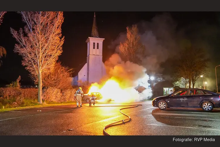 Twee auto's in vlammen op naast kerk in Hauwert
