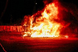 Twee auto's in vlammen op naast kerk in Hauwert