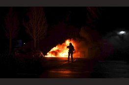 Twee auto's in vlammen op naast kerk in Hauwert