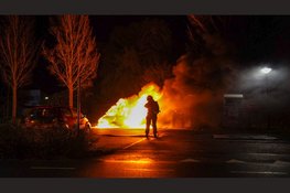 Twee auto's in vlammen op naast kerk in Hauwert