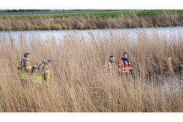 Politie en brandweer zoeken naar uit auto gegooide tas