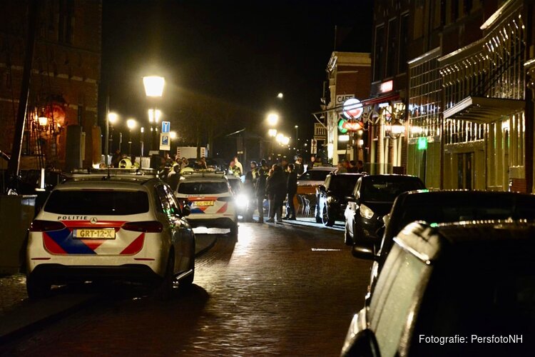 Politie moet ingrijpen na grote vechtpartij in Hoorn, één gewonde