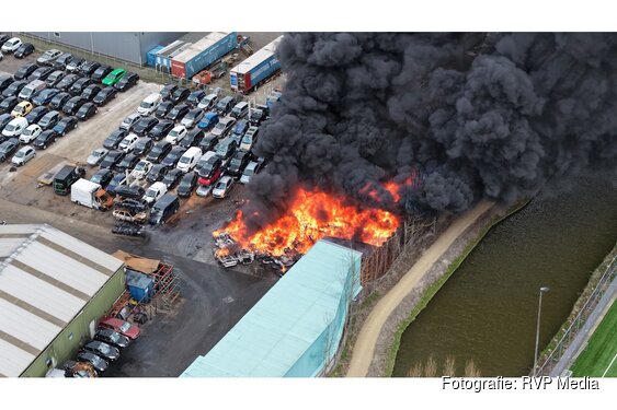 DRONE: Brand met veel rook bij autosloperij in Blokker, brandweer schaalt groot op