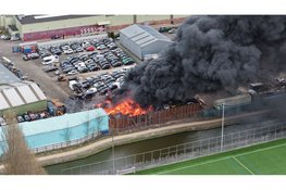 DRONE: Brand met veel rook bij autosloperij in Blokker, brandweer schaalt groot op