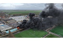 DRONE: Brand met veel rook bij autosloperij in Blokker, brandweer schaalt groot op