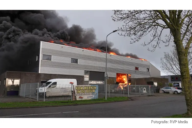 Grote zwarte rookwolken bij uitslaande industriebrand in Obdam