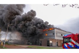 Grote zwarte rookwolken bij uitslaande industriebrand in Obdam