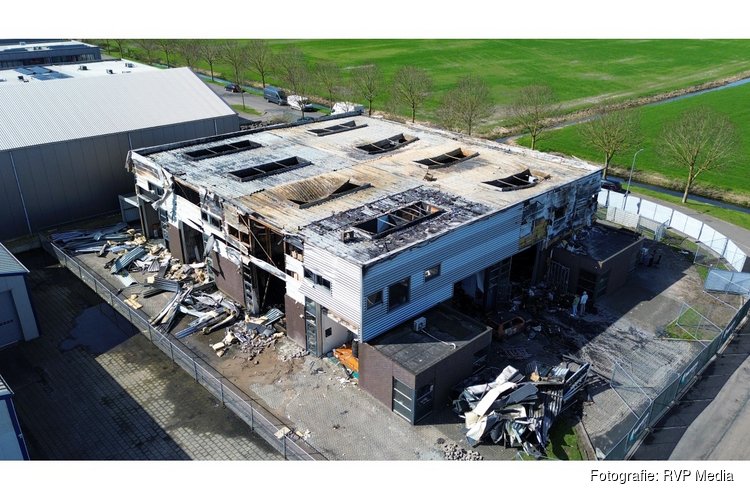 Ravage na verwoestende brand in Obdam bij daglicht goed zichtbaar