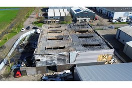 Ravage na verwoestende brand in Obdam bij daglicht goed zichtbaar