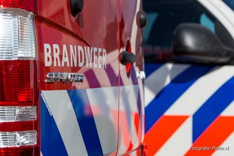Autobrand in Enkhuizen verwoest twee voertuigen, politie onderzoekt mogelijke brandstichting