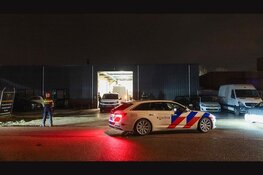 Agenten met kogelwerende vesten vallen bedrijf in Obdam binnen
