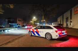 Agenten met kogelwerende vesten vallen bedrijf in Obdam binnen