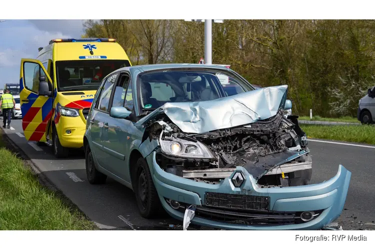 Personenauto botst achterop vrachtwagen bij rotonde op N307