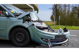 Personenauto botst achterop vrachtwagen bij rotonde op N307