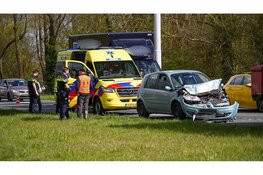 Personenauto botst achterop vrachtwagen bij rotonde op N307