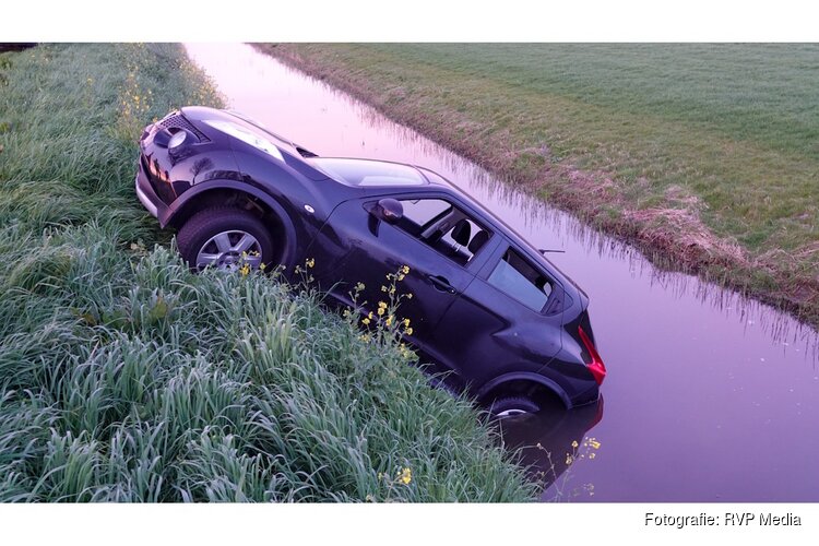 Auto belandt in sloot Spanbroek, bestuurder gaat er vandoor
