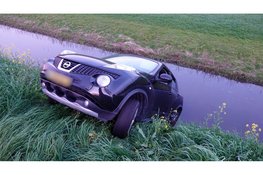 Auto belandt in sloot Spanbroek, bestuurder aangehouden