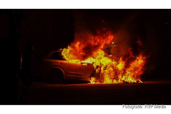 Auto volledig in lichterlaaie op parkeerplaats van voetbalvereniging