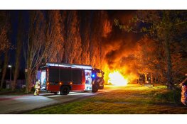 Auto volledig in lichterlaaie op parkeerplaats van voetbalvereniging