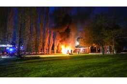 Auto volledig in lichterlaaie op parkeerplaats van voetbalvereniging