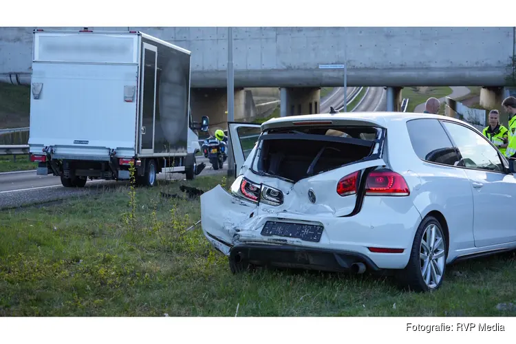 Bakwagen botst achterop personenauto door laagstaande zon op Markerwaarddijk N307