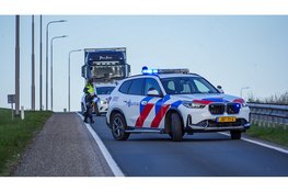 Bakwagen botst achterop personenauto door laagstaande zon op Markerwaarddijk N307