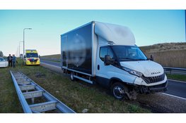 Bakwagen botst achterop personenauto door laagstaande zon op Markerwaarddijk N307