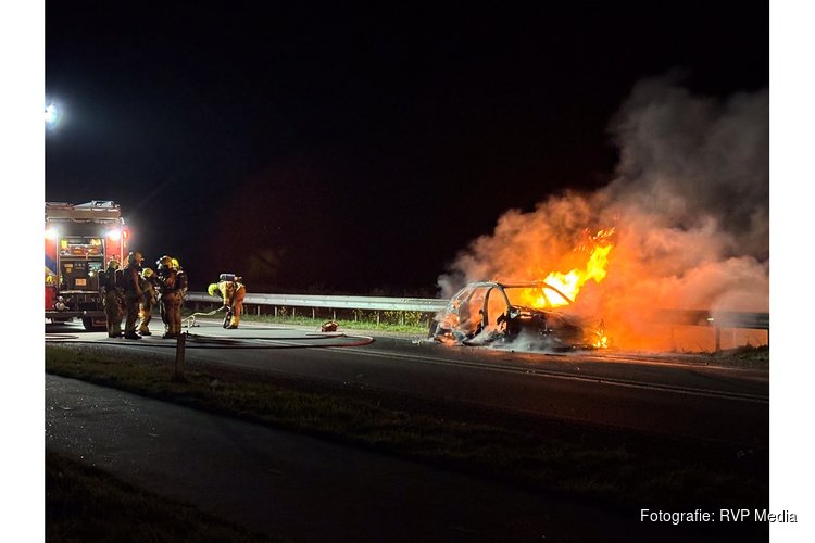 Meerdere voertuigen botsen op Markerwaarddijk: dijk afgesloten, auto uitgebrand.