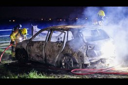 Achtergelaten auto in lichterlaaie op boerenlandweg in Berkhout