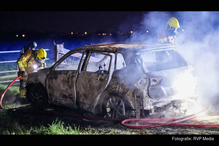 Achtergelaten auto in lichterlaaie op boerenlandweg in Berkhout