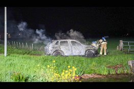 Achtergelaten auto in lichterlaaie op boerenlandweg in Berkhout