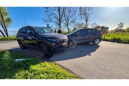 Veel schade bij botsing tussen twee auto's in Wijdenes