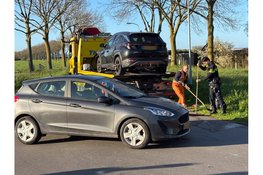 Veel schade bij botsing tussen twee auto's in Wijdenes