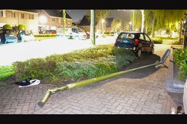 Net gekochte auto rijdt lantaarnpaal uit de grond