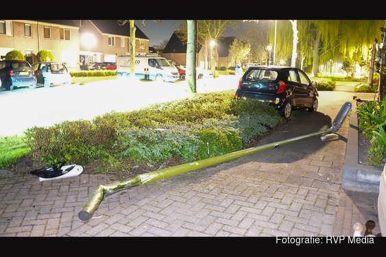 Net gekochte auto rijdt lantaarnpaal uit de grond