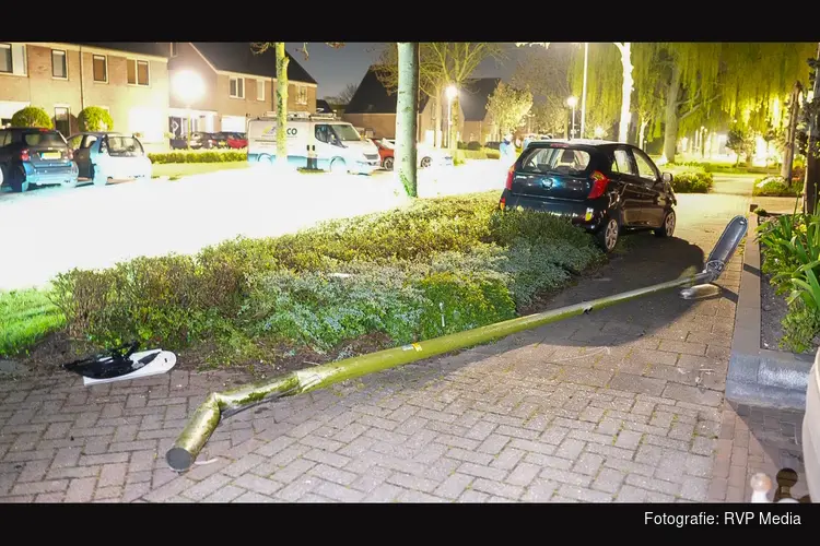Net gekochte auto rijdt lantaarnpaal uit de grond
