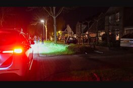 Net gekochte auto rijdt lantaarnpaal uit de grond