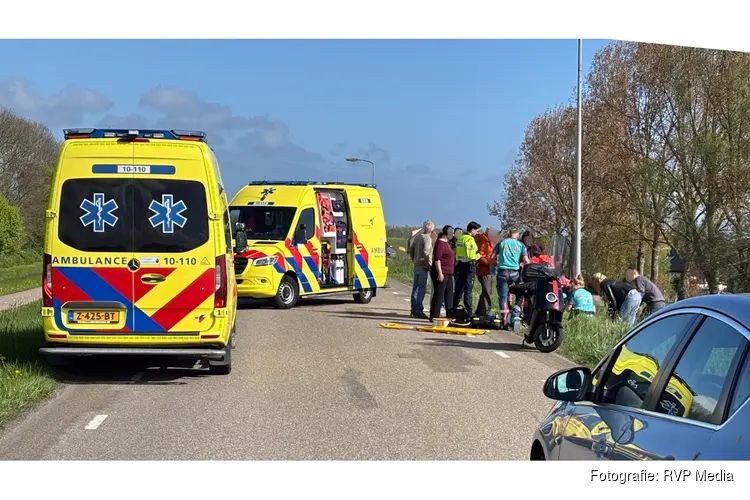 Ernstig ongeval met motor op de Oosterdijk in Wervershoof, hulpdiensten massaal ingezet