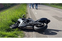 Ernstig ongeval met motor op de Oosterdijk in Wervershoof, hulpdiensten massaal ingezet