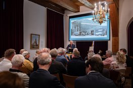 Eerste editie Kaaskrant uitgereikt aan wethouder Jan Hoekzema