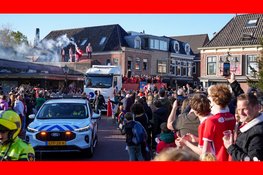 Uitzinnige menigte op de been bij huldiging van bekerwinnaar AZ