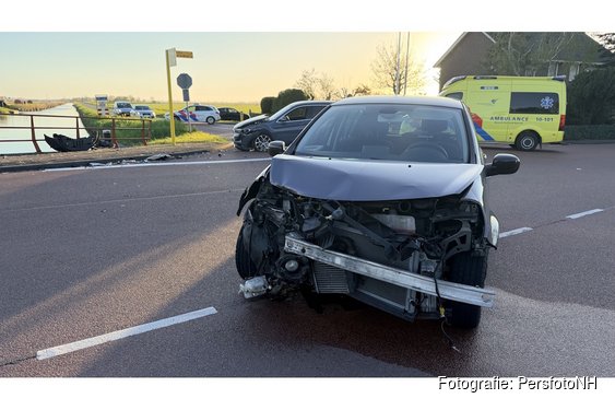 Twee auto’s zwaar beschadigd bij botsing in Opmeer