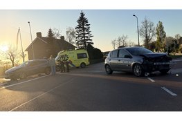 Twee auto’s zwaar beschadigd bij botsing in Opmeer