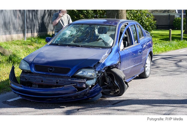 Motorrijder botst frontaal op personenauto en raakt ernstig gewond