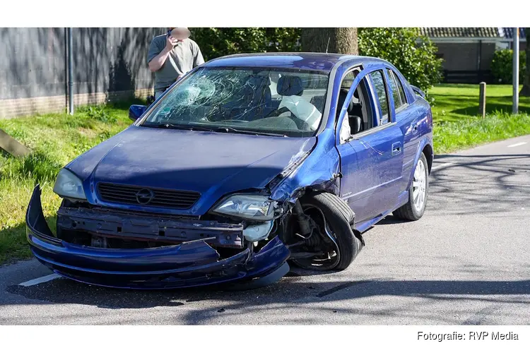 Motorrijder botst frontaal op personenauto en raakt ernstig gewond