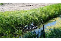 Motorrijder botst frontaal op personenauto en raakt ernstig gewond