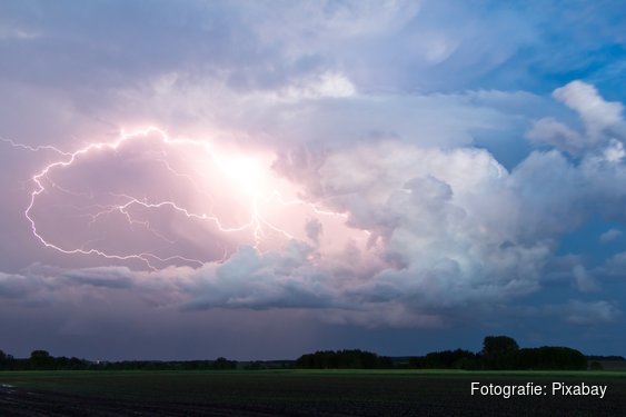 Onweersbuien en lagere temperaturen luiden wisselvallig begin van mei in