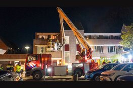 Brand in trappenhuis van appartementencomplex in Enkhuizen. Brandweer haalt bewoners met hoogwerker van balkon