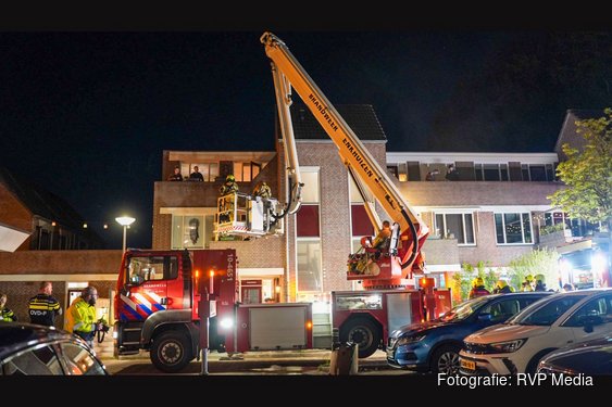 Brand in trappenhuis van appartementencomplex in Enkhuizen. Brandweer haalt bewoners met hoogwerker van balkon